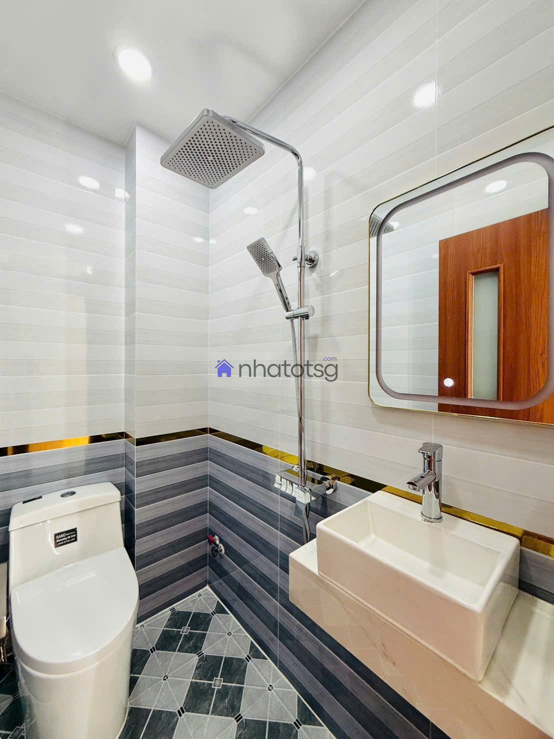 HẺM Ô TÔ ĐỖ CỬA. CÁCH MẶT TIỀN CHỈ 30M.