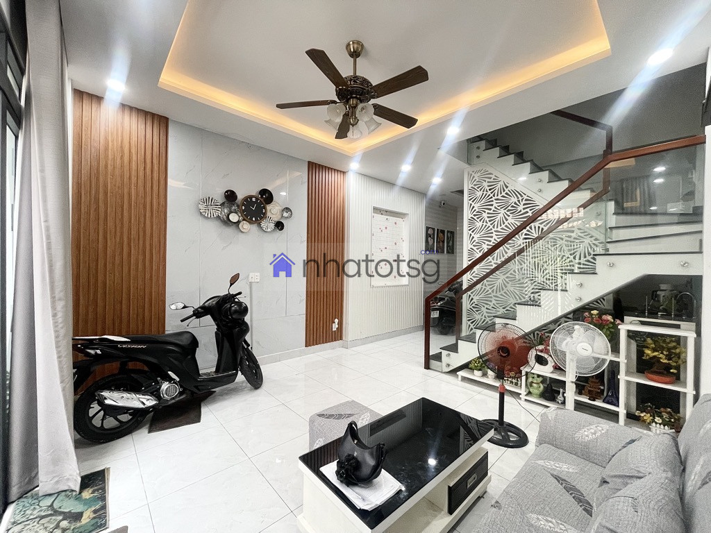 GIÁP QUẬN 10 NGAY KHU SÂN BAY. HẺM THÔNG - 4 TẦNG BTCT.