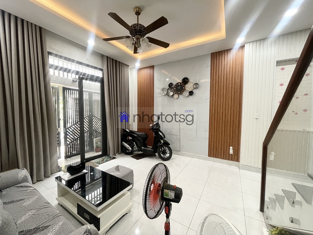 GIÁP QUẬN 10 NGAY KHU SÂN BAY. HẺM THÔNG - 4 TẦNG BTCT.