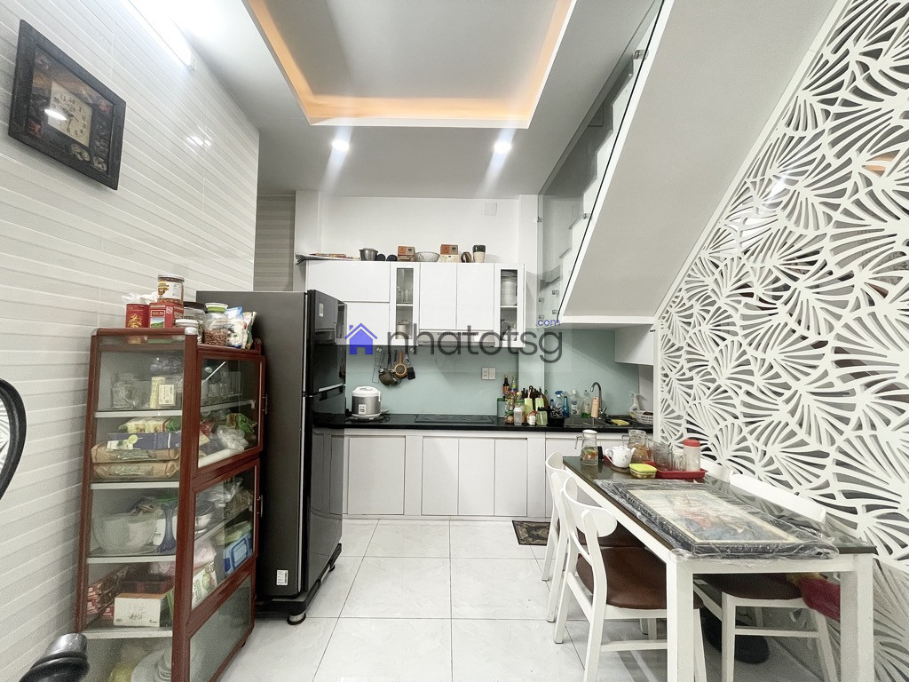 GIÁP QUẬN 10 NGAY KHU SÂN BAY. HẺM THÔNG - 4 TẦNG BTCT.