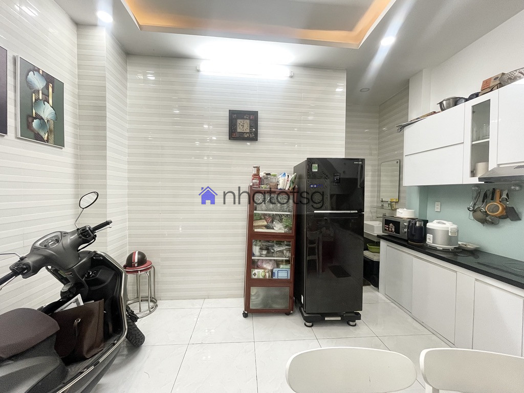 GIÁP QUẬN 10 NGAY KHU SÂN BAY. HẺM THÔNG - 4 TẦNG BTCT.