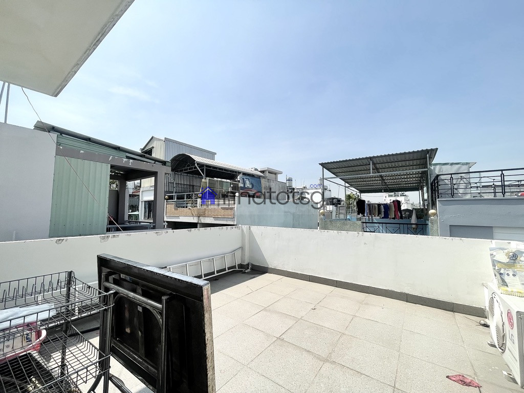 GIÁP QUẬN 10 NGAY KHU SÂN BAY. HẺM THÔNG - 4 TẦNG BTCT.