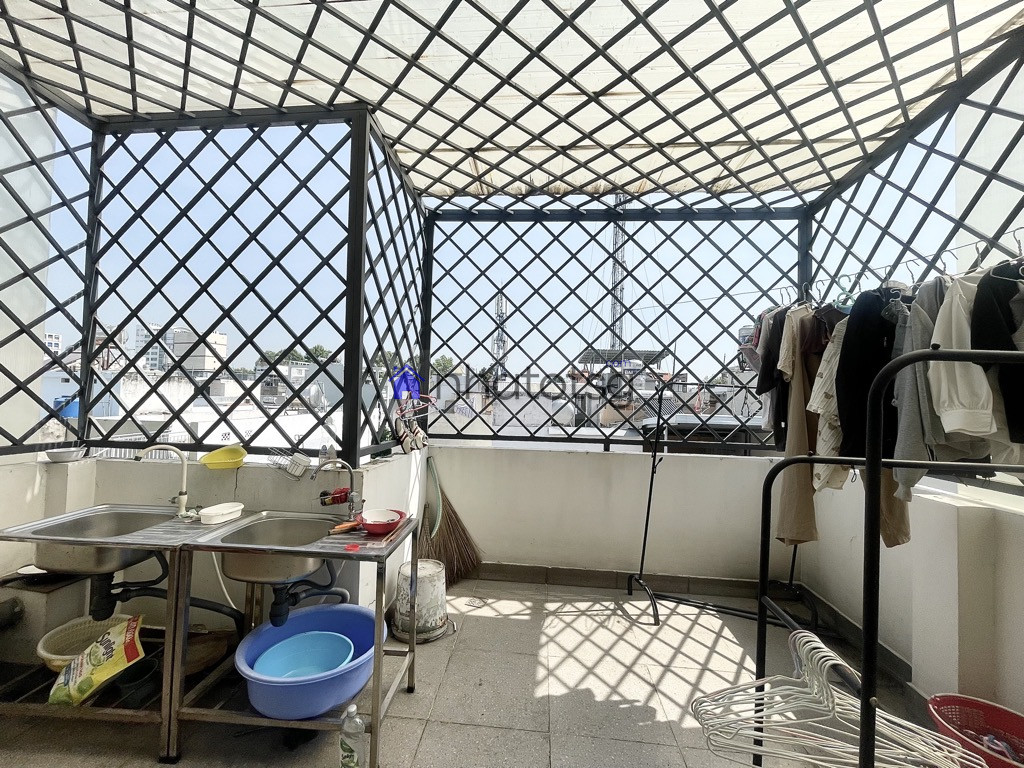 GIÁP QUẬN 10 NGAY KHU SÂN BAY. HẺM THÔNG - 4 TẦNG BTCT.