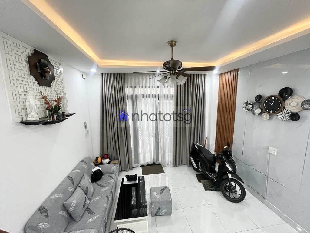 GIÁP QUẬN 10 NGAY KHU SÂN BAY. HẺM THÔNG - 4 TẦNG BTCT.