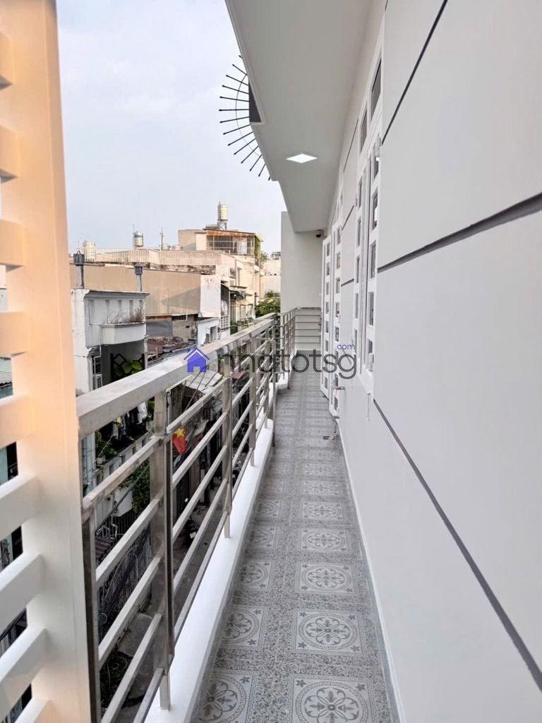 LÔ GÓC - VUÔNG VỨC - 4 TẦNG - SÁT HẺM XE HƠI.