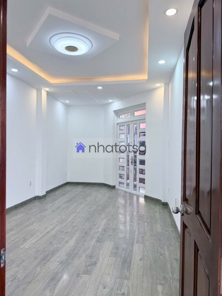 LÔ GÓC - VUÔNG VỨC - 4 TẦNG - SÁT HẺM XE HƠI.