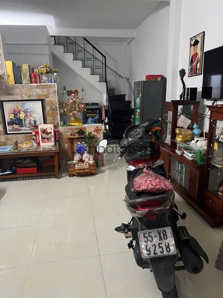 GẦN CÔNG VIÊN LÀNG HOA, QUANG TRUNG. CÁCH MẶT TIỀN HẺM XE TẢI 15M.