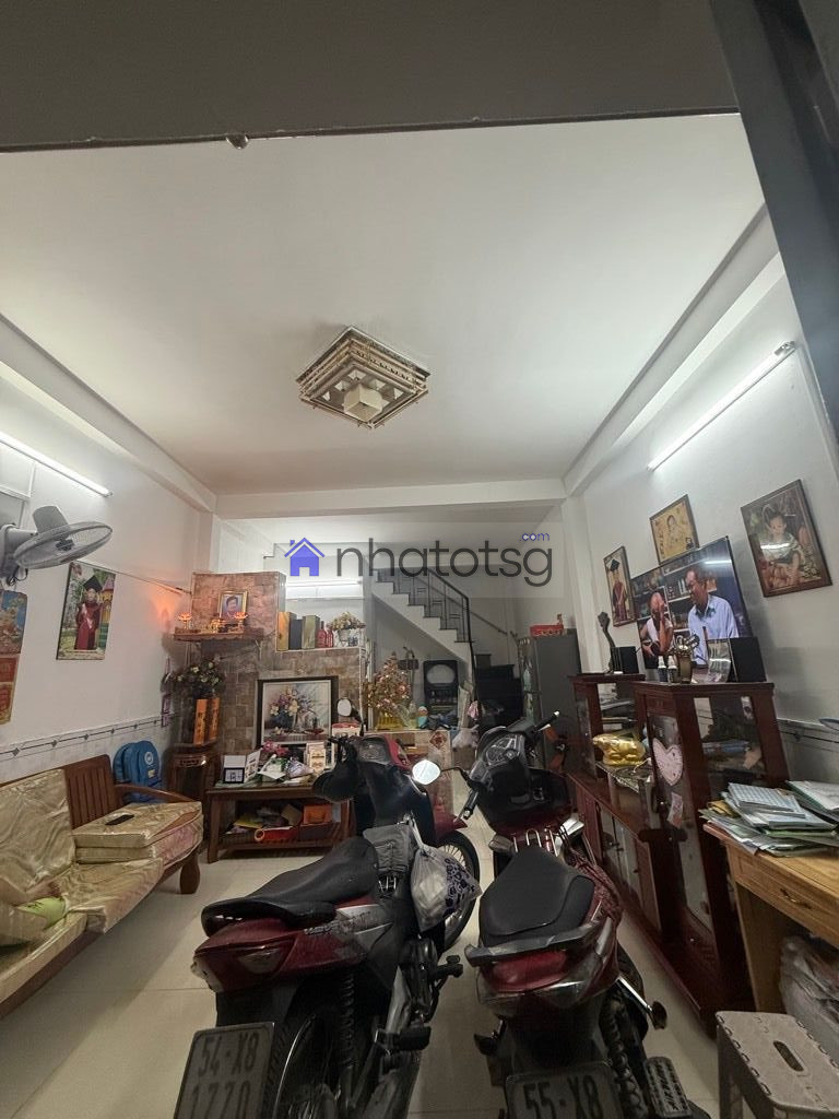 GẦN CÔNG VIÊN LÀNG HOA, QUANG TRUNG. CÁCH MẶT TIỀN HẺM XE TẢI 15M.