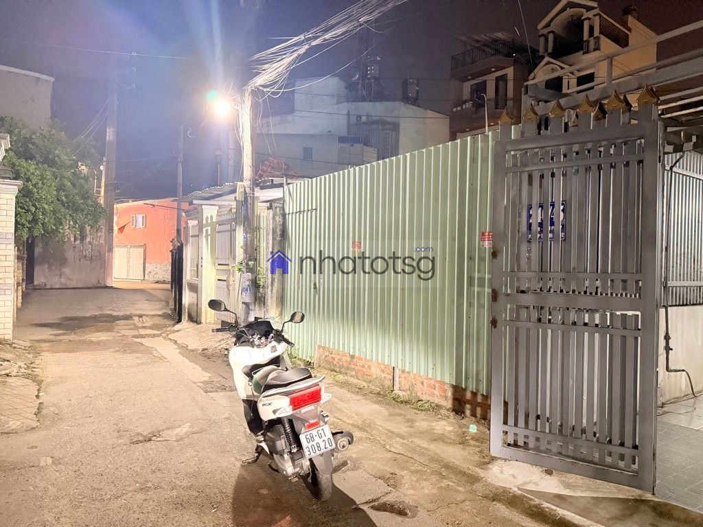 BÁN ĐẤT TẶNG NHÀ CẤP 4. Ô TÔ NGỦ TRONG NHÀ. MẶT TIỀN CHUẨN 4.3M SỔ VUÔNG ĐẸP.