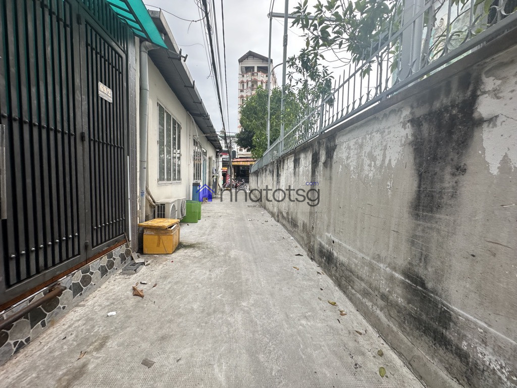 SÁT MẶT TIỀN - 3 TẦNG - NGAY NHÀ THỜ HY VỌNG.