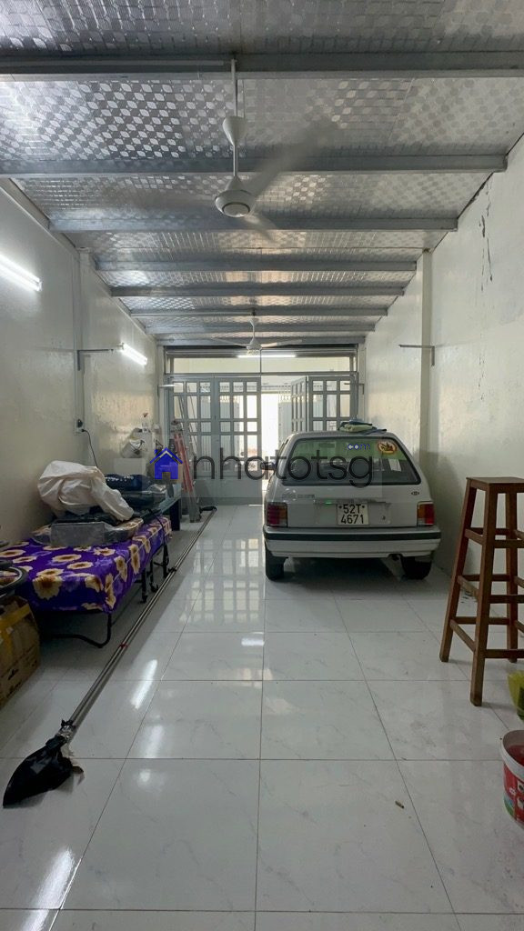 HẺM Ô TÔ - SÁT MẶT TIỀN ĐƯỜNG.