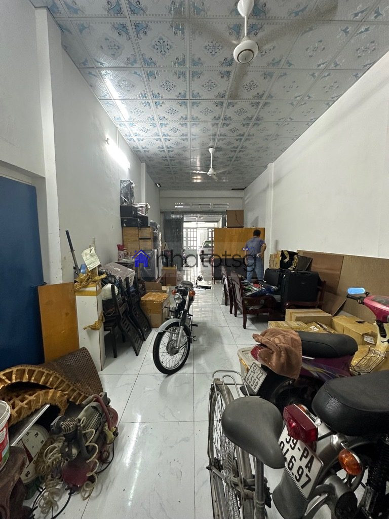 HẺM Ô TÔ - SÁT MẶT TIỀN ĐƯỜNG.