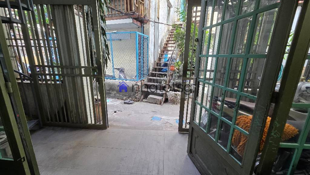 NHÀ 2 TẦNG BTCT. NGAY NGÃ TƯ LÝ THƯỜNG KIỆT, SÁT BÊN Q10. HXH CÁCH CỬA 10M.