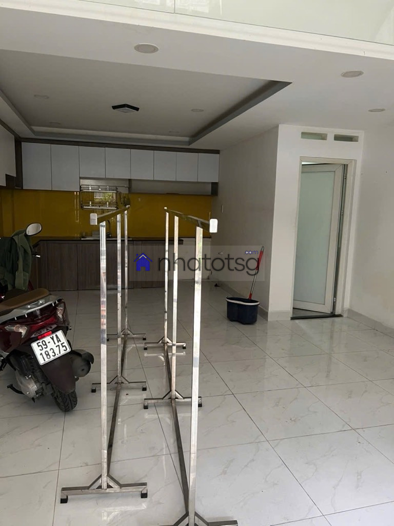 HẺM XE HƠI THÔNG.  NGANG GẦN 5M. SỔ VUÔNG VỨC, KHÔNG LỖI PHONG THUỶ.