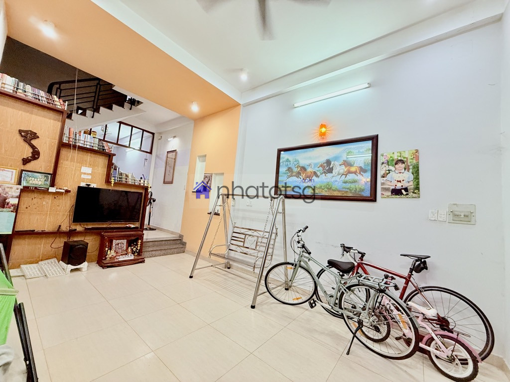 NHÀ NGON - 2 TẦNG - 3 PHÒNG - HẺM 4M.