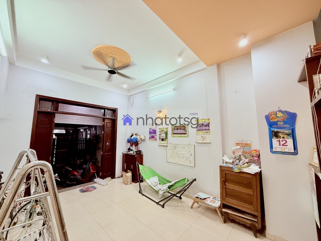 NHÀ NGON - 2 TẦNG - 3 PHÒNG - HẺM 4M.