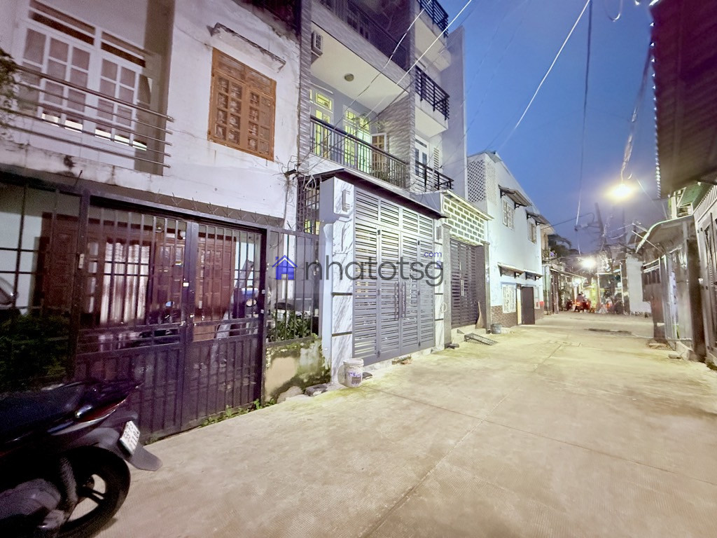 NHÀ NGON - 2 TẦNG - 3 PHÒNG - HẺM 4M.