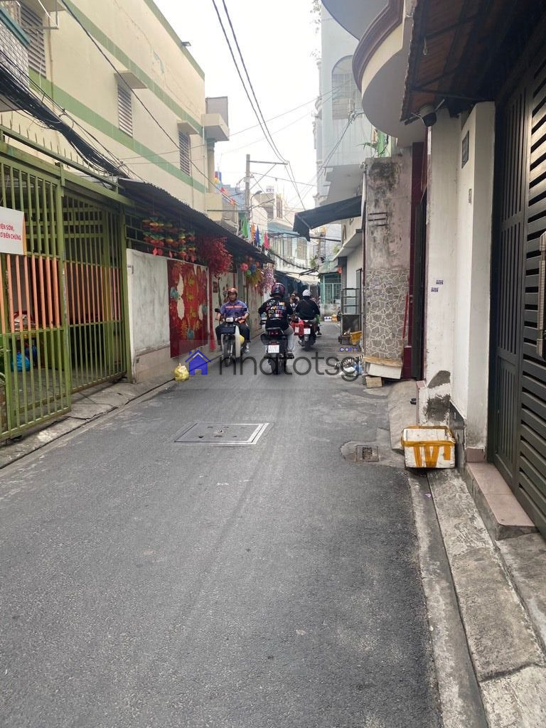 HẺM XE HƠI ĐỖ CỬA, ĐỐI DIỆN CHỢ TÂN TRỤ, GẦN KHU CN TÂN BÌNH.