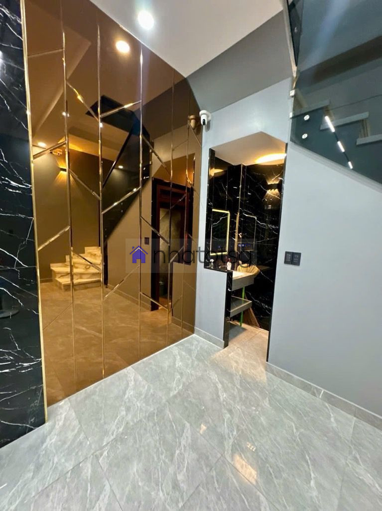 Ô TÔ NGỦ TRONG NHÀ, 3 TẦNG, THIẾT KẾ HIỆN ĐẠI, TẶNG FULL NỘI THẤT.