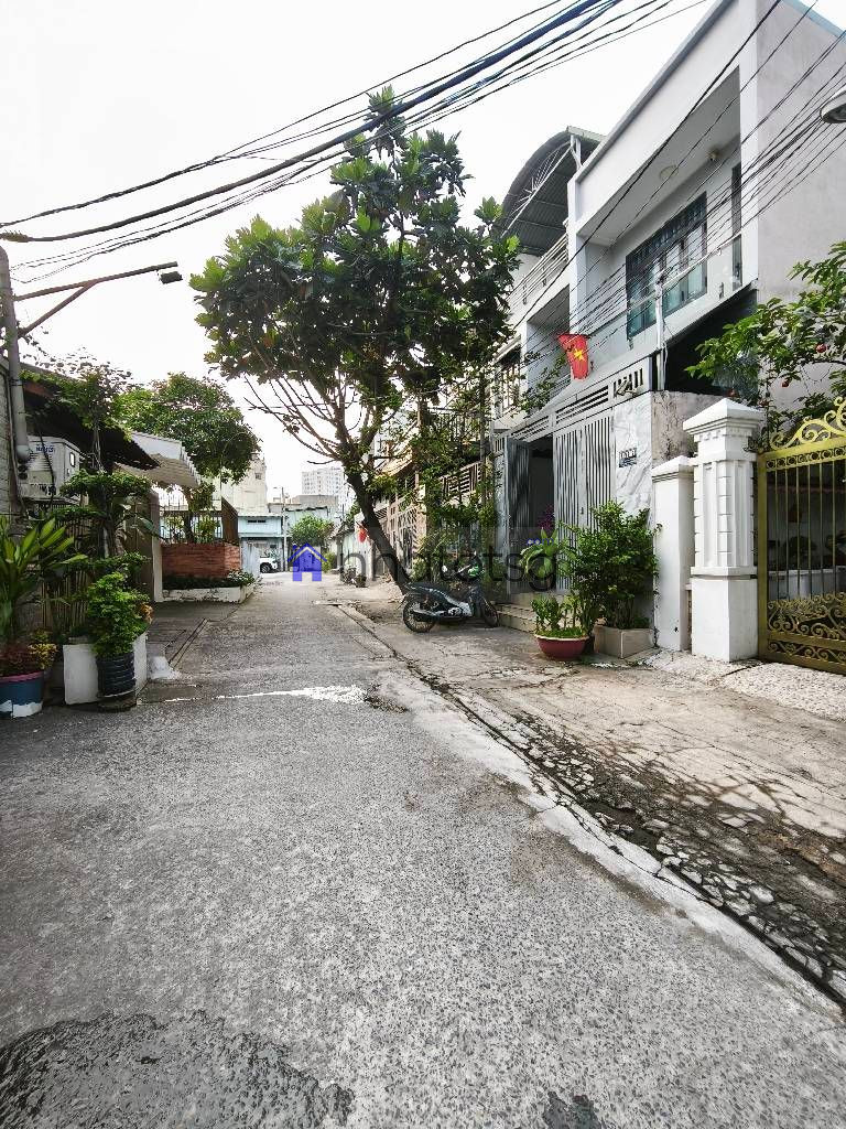 BÁN ĐẤT TẶNG NHÀ CẤP 4. NGANG 9 HIẾM CÓ. ĐƯỜNG THÔNG XE TẢI, NGAY NGÃ TƯ TRUNG CHÁNH.