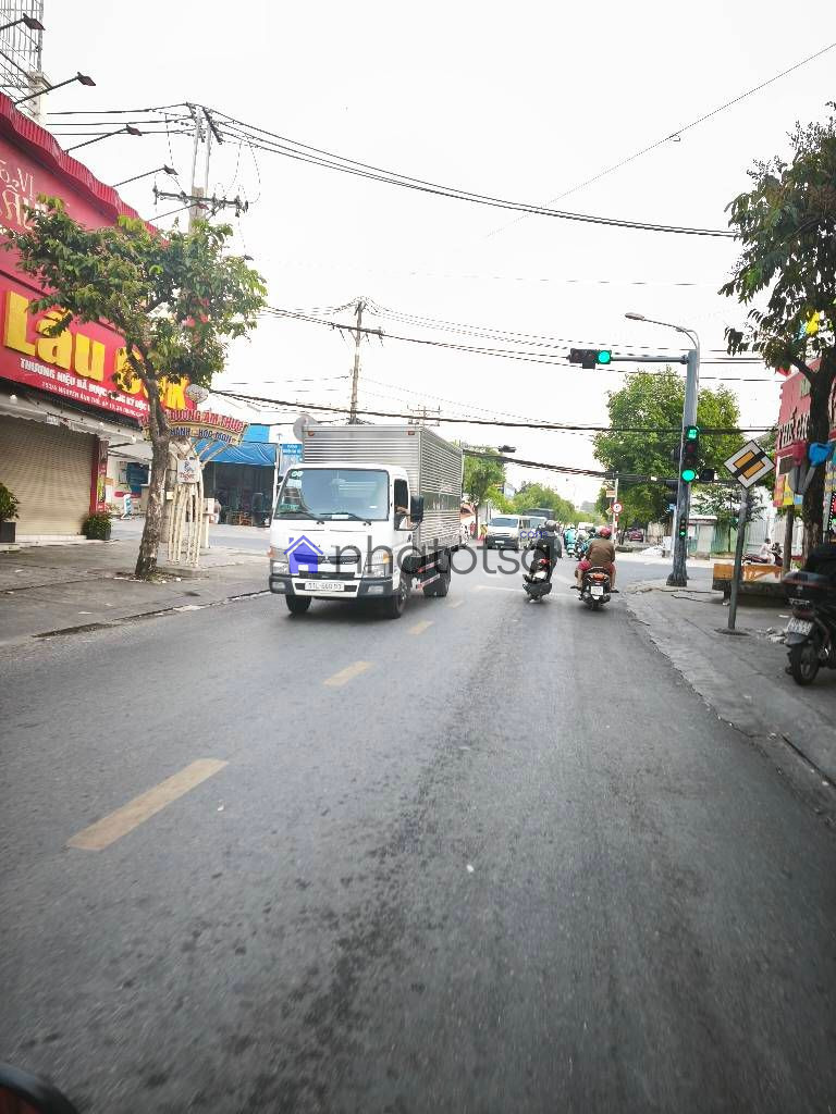 BÁN ĐẤT TẶNG NHÀ CẤP 4. NGANG 9 HIẾM CÓ. ĐƯỜNG THÔNG XE TẢI, NGAY NGÃ TƯ TRUNG CHÁNH.