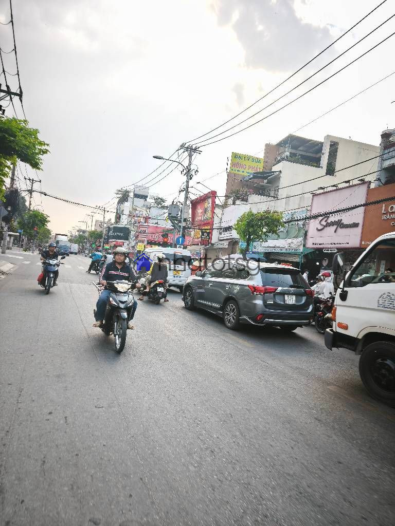 BÁN ĐẤT TẶNG NHÀ CẤP 4. NGANG 9 HIẾM CÓ. ĐƯỜNG THÔNG XE TẢI, NGAY NGÃ TƯ TRUNG CHÁNH.