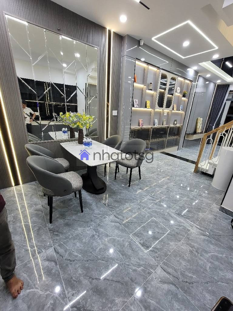 SIÊU PHẨM 4 TẦNG HẺM THÔNG, FULL NỘI THẤT THEO NHÀ, CỬA TỰ ĐỘNG ĐIỀU KHIỂN TỪ XA.