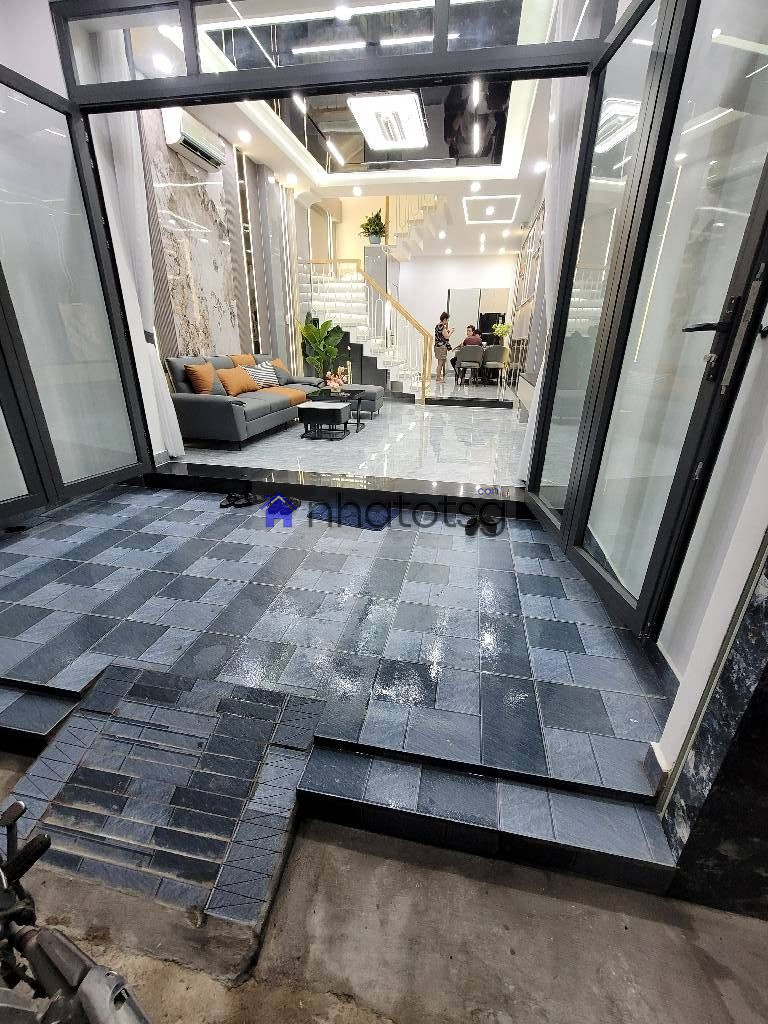 SIÊU PHẨM 4 TẦNG HẺM THÔNG, FULL NỘI THẤT THEO NHÀ, CỬA TỰ ĐỘNG ĐIỀU KHIỂN TỪ XA.