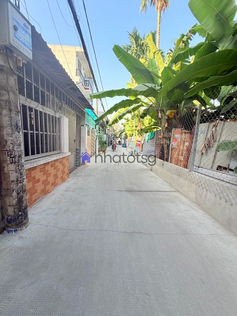 SÂN TRƯỚC THÔNG THOÁNG. SÁT MẶT TIỀN, HẺM Ô TÔ.