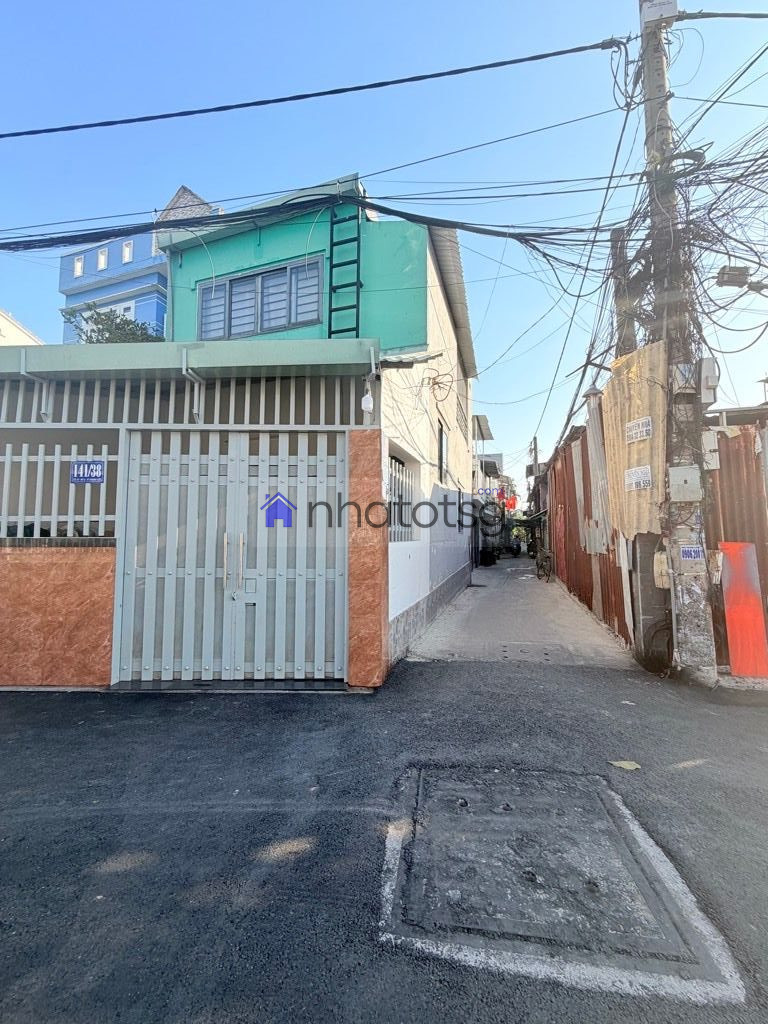 SÂN TRƯỚC THÔNG THOÁNG. SÁT MẶT TIỀN, HẺM Ô TÔ.