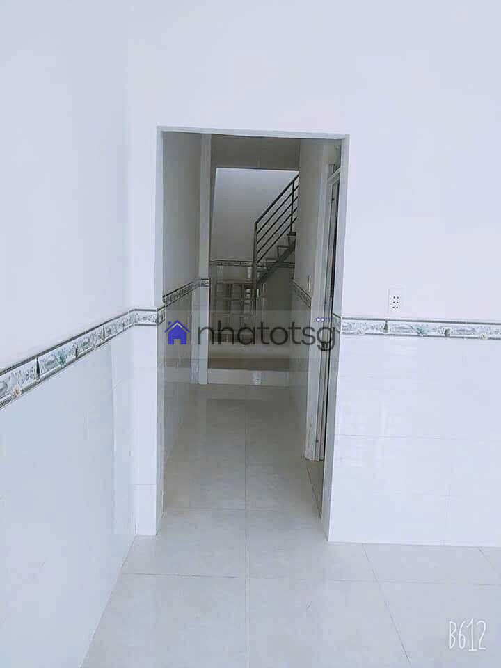 SÂN TRƯỚC THÔNG THOÁNG. SÁT MẶT TIỀN, HẺM Ô TÔ.