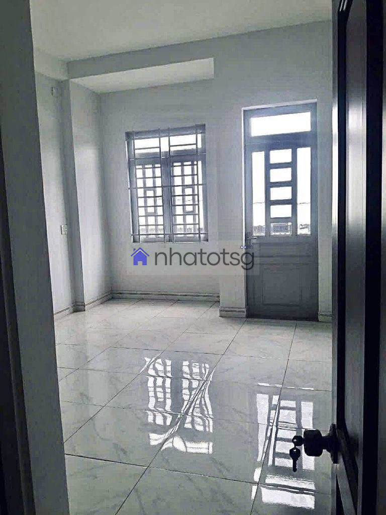 SÂN TRƯỚC THÔNG THOÁNG. SÁT MẶT TIỀN, HẺM Ô TÔ.