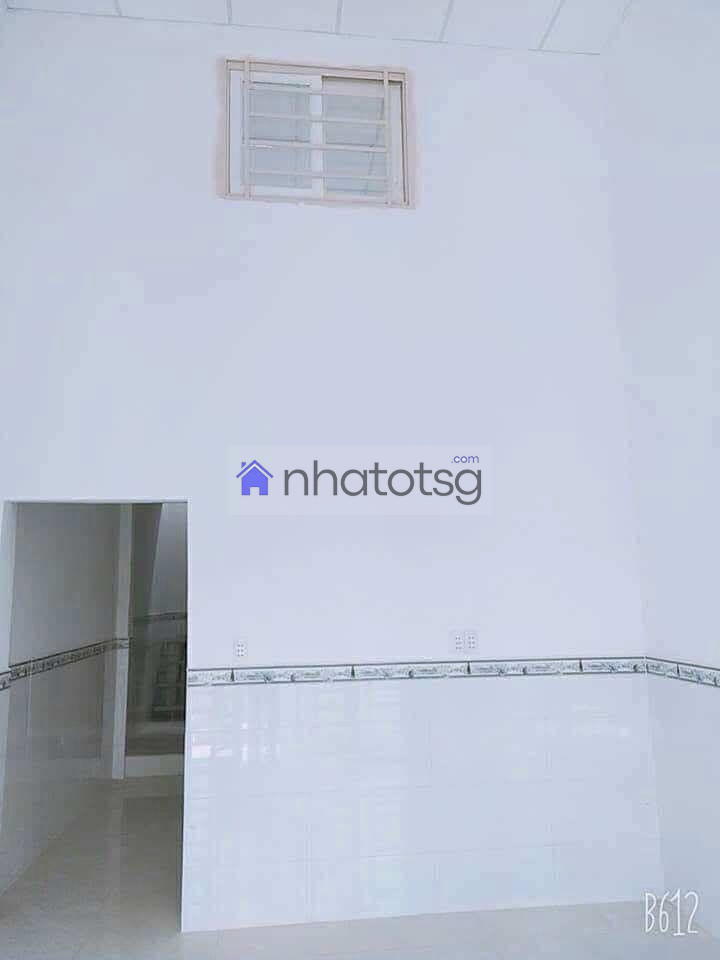 SÂN TRƯỚC THÔNG THOÁNG. SÁT MẶT TIỀN, HẺM Ô TÔ.