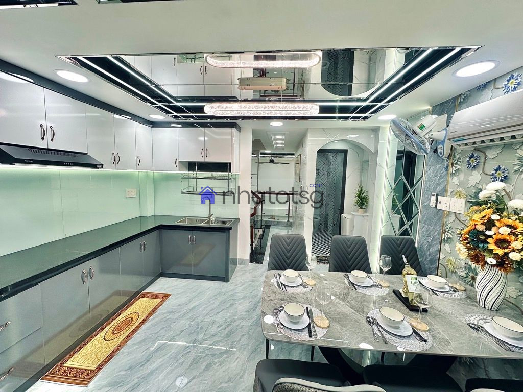 Ô TÔ ĐỔ CỔNG BÙI QUANG LÀ – THÔNG PHAN HUY ÍCH. FULL NỘI THẤT XỊN. SỔ NỞ HẬU.