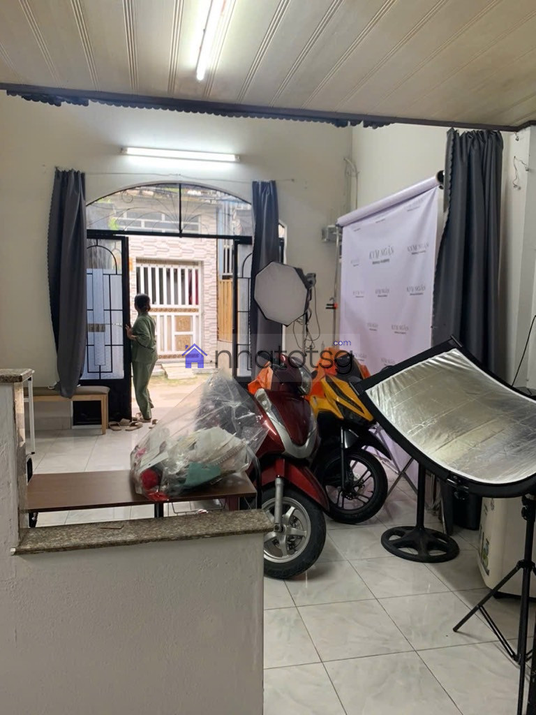 NHÀ CẤP 4, CÓ GÁC LỬNG. ĐANG CHO THUÊ – TIỆN CẢI TẠO HOẶC XÂY MỚI.