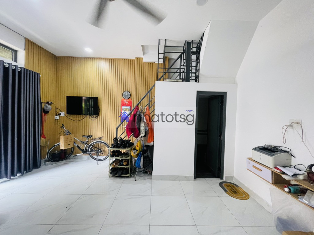 NHÀ ĐẸP- VỊ TRÍ ĐỈNH - 2 TẦNG. NỞ HẬU TÀI LỘC