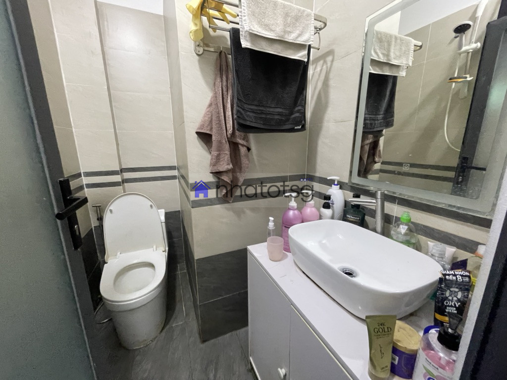 NHÀ ĐẸP- VỊ TRÍ ĐỈNH - 2 TẦNG. NỞ HẬU TÀI LỘC