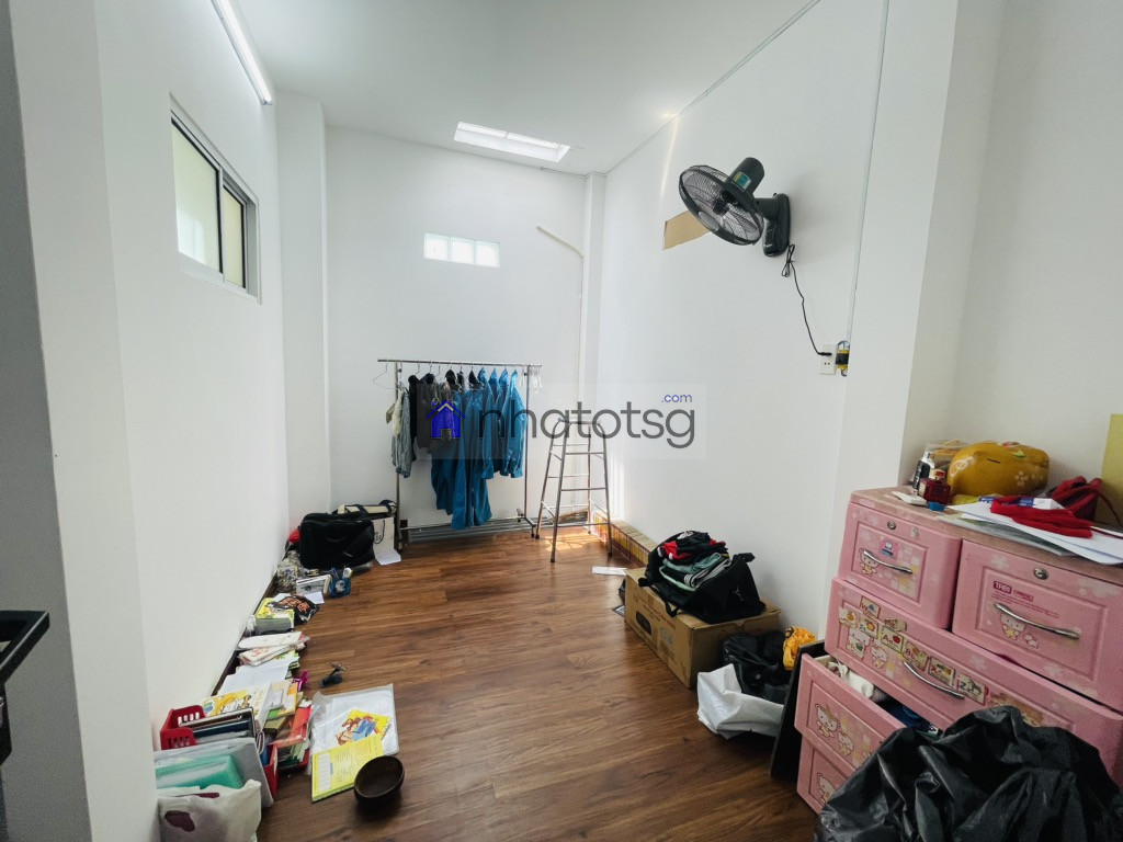 NHÀ ĐẸP- VỊ TRÍ ĐỈNH - 2 TẦNG. NỞ HẬU TÀI LỘC