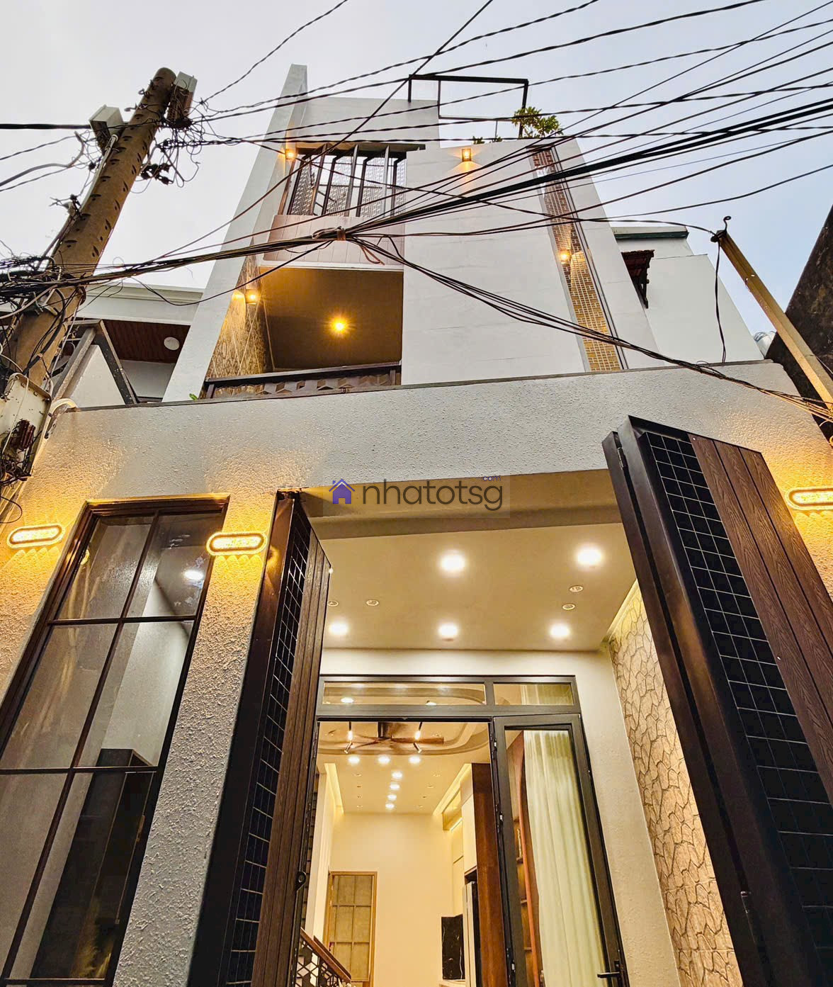 NGAY VINCOM, GẦN NGÃ 5 GÒ VẤP.